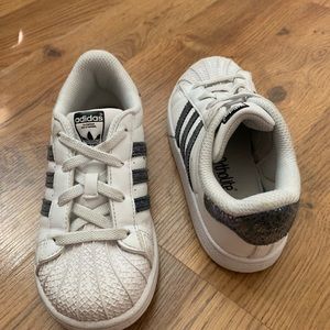 Girl Addida Superstar sneakers